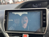 テレビ番組を画面に表示でき、停車中の待ち時間などに映像を楽しめます。画面の視認性にも配慮された配置で、操作時は安全に停車した状態でご利用ください。日常の休憩時間にも活用いただける装備です。