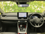 運転席から助手席まで見渡しやすい室内で、フロントガラスからの視界も広々。落ち着いた色合いでまとまり、前席それぞれにゆったり座れる空間が広がります。