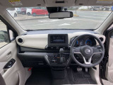 すっきりした運転席周りにはナビやエアコンの操作パネルを設置しておりますので、お一人での運転でもご安心できます。