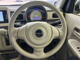 前方のメーターを確認しやすい位置に配されたステアリングで、運転席まわりもすっきりとした印象です。手元で自然に握れる形状で、日々の運転を支えます。