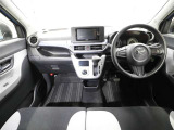 しっかりまとまった感のあるインパネ。各操作スイッチなども使いやすい位置に配置されていますよ。