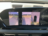 サラウンドビューカメラ装備 車両の4つのカメラから得た映像を合成し、上空から眺めているような映像をモニターに映し出します。車両周辺の歩行者や障害物などの発見に役立ちます。