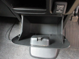 運転席からも助手席からも使いやすい位置に小物入れを配置しています。