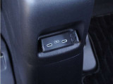 【USBチャージャー】リア席専用のエアコン吹き出し口やUSB充電口も装備されており、みんなで快適ドライブ