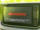 画面と本体側のボタンがまとまり、音量調整などを手元で行いやすい配置です。起動時にはメーカーのロゴが表示され、ナビやオーディオを使う際の操作の入口も分かりやすくなっています。