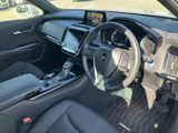 運転席まわりは視界が広く、前方やメーターを確認しやすいレイアウトです。ゆったりとしたシートと手の届きやすい配置で、毎日の移動も落ち着いてお過ごしいただけます。