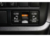 両側電動スライドドアはドアの直接操作以外にも運転席からのスイッチ操作やリモコン操作でも開閉が可能!狭い駐車場などでもドアの開閉が楽々・安心ですね!