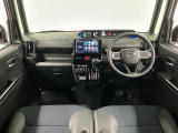 【インパネ】運転のしやすさを最優先に設計された見晴らしの良いフロントビュー。車両間隔が掴みやすく狭い道でも安心♪「安全」と「品質」を最優先に、安心してお乗りいただけるクルマを提供いたします。