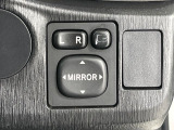 【電動格納ミラー】サイドミラーは電動格納式となっており、狭い駐車場でもキズがつくリスクを抑えられます。