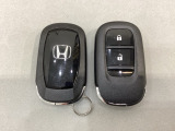 スマートキーを装備しています。鍵を差し込むことなくドアロックの開け閉めと、スタートボタン操作でのエンジンスタートができます。スペアキーも同じものを用意しております。