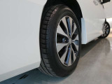 リヤタイヤの溝も十分に残っております。195/60R16となっております。