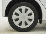 ◆純正ホイール装着車◆シンプルなデザインのホイールキャップ付きです。