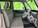 明るい色調でまとめられた運転席まわりは、窓から外を見渡しやすい開放的な空間です。座面にはゆとりがあり、乗り降りもしやすく、毎日の移動を快適に過ごせます。