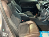 運転席は、大きな座面と包み込むような背もたれがドライバーの身体全体をしっかり支えます。上質なシート素材と座り心地のよいクッションを採用し、長時間の運転やコーナーの多い道も快適です。