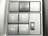 【スマートアシスト】走行中に前方の車両等を認識し、衝突しそうな時は警報とブレーキで衝突回避と被害軽減をアシスト。より安全にドライブをお楽しみいただけます。