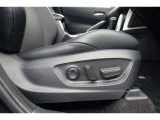 運転席にはパワーシートが付いております。パワーシートは指先1つで操作出来るためチカラの弱い女性の方でもシートに座ったまま操作出来ます♪