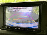 後方の様子をモニターで確認でき、画面上のガイド表示も駐車時の目安として役立ちます。周囲を直接確認しながら、車庫入れや後退をサポートする装備です。