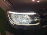 対象物が見やすく白く明るい光で夜間走行をサポートするフルLEDヘッドランプ(サイドビューランプ、クリアランスランプ、マニュアルレベリング機能付き)を装備