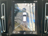 【360&deg;ビューカメラ】4台の高解像度カメラで360度の鳥瞰図を表示。隣の車や壁、死角にある障害物などを画面で確認できるため、狭いスペースでの駐車・出入りも安心です。