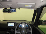 ドライバー目線で、使いやすく安全操作性と良好な視界を実現した運転席です。