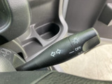 レバーには操作位置を示すマークが見やすく配置され、運転席から位置を確認しやすい設計です。必要なときに手元で操作でき、周囲へ合図を伝える場面でも扱いやすい装備です。