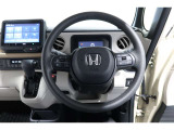 運転中もハンドルでの操作が可能です。特に高速道路等の目が離せない運転時には、便利さだけでなく、安全性も兼ね備えております。