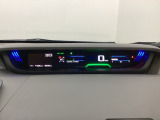 中央にデジタル表示のスピードメーターを配したハイブリット専用メーターになっています。左側のインフォメーション画面で燃費などの情報を確認できます。