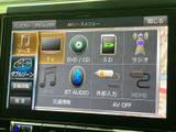 テレビやラジオ、ディスク、外部入力など、複数の音源を画面上で選択できます。使いたい項目を確認しやすく、普段の移動に合わせて音声を楽しめる装備です。