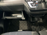 車検証入れになどにも使える便利な収納BOXあります。