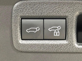 【パワーバックドア】スマートキーや運転席のボタンを押すだけでリアゲートが自動で開閉します!荷物を持っている時や、高い位置にあるバックドアを閉める際に便利な機能です♪