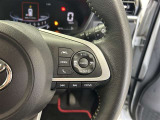 前方の車との車間を設定し、スピードを上げたり緩めたりを自動で行ってくれる追尾式の「レーダークルーズ」。上級装備の一つです!高級車にしかつかない嬉しい機能です。