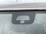 【ホンダセンシング】走行中に前方の車両等を認識し、衝突しそうな時は警報とブレーキで衝突回避と被害軽減をアシスト。より安全にドライブをお楽しみいただけます。