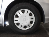 ◆純正ホイール装着車◆シンプルなデザインのホイールキャップ付きです。