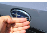 「ハンズフリーオープンパワーリヤゲート」機能も標準装備、荷物で両手がふさがっていてもリヤのスバルマークに身体の一部をかざすだけでリヤゲートをオープンできます