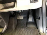 【運転席】アクセル、ブレーキはこのようになっております。