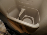後部座席にもドリンクホルダーが装備されています。