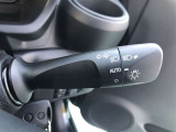 周囲の明るさに応じて自動でヘッドライトの点灯・消灯ができる機能です。トンネル通過時にライトの付け忘れ・消し忘れが無くなり雨の日や夕方の走行も安心・安全ですね♪