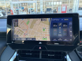 地図とエアコンの情報を一画面で確認でき、目的地の確認や車内環境の調整をスムーズに行えます。タッチ操作で必要な項目を選びやすく、日常使いにも便利です。
