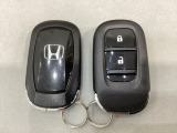 スマートキーを装備しています。鍵を差し込むことなくドアロックの開け閉めと、スタートボタン操作でのエンジンスタートができます。スペアキーも同じものを用意しております。