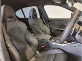 【コックピットシート】BMW車の主役席。車体中央にくる様に配置し車両重心とが一致する事でドライバーと車との一体感あるドライビングを実現。人間工学に基づき形成した形状が長時間のドライブ疲労も軽減します!