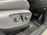 スイッチ一つでシート調整可能な電動パワーシートです。 細かい調整ができるので、何時でも思い通りのポジションが取れますね。