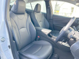 運転席まわりには十分なスペースがあり、大柄な方でもゆったり運転していただける環境です。