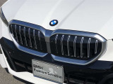 左右のキドニー・グリルの中心にはBMWのエンブレムが鎮座し、個性を放つデザイン性を兼ね備えました。