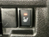 【シートヒーター】エアコンよりも暖かくなるのが早く、エンジンをかけるとあっという間にポカポカに♪エアコンと違い風が出るわけではないので乾燥に敏感な方でも安心して使用できますよ♪