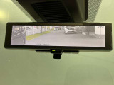 インテリジェントルームミラー搭載で、車の後方に設置されたカメラ映像を映し出してシートバックやヘッドレスト、同乗者に視界が遮られることがなく視認性が非常に良いです