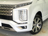 【LEDヘッドライト】悪天候や夜間走行時も良好な視界を確保し安心して運転できる高輝度LEDヘッドライトを装備!点灯速度が早く、消費電力も抑えられています。