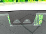 【スマートアシスト】走行中に前方の車両等を認識し、衝突しそうな時は警報とブレーキで衝突回避と被害軽減をアシスト。より安全にドライブをお楽しみいただけます。