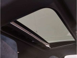 【サンルーフ】高級車のマストアイテムのガラス・サンルーフ。開放感のある室内空間を演出してくれます。