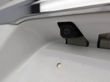 後退時に車両の後ろ側をモニター画面に表示します。車庫入れなどでバックする際に後方確認ができて便利です。車庫入れが苦手な人もこれで安心。