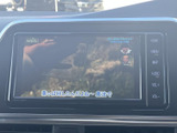 テレビ映像を表示できる画面を備えており、停車中の休憩時間などに番組を視聴できます。字幕も確認しやすい大きさで表示され、待ち時間を過ごす際の選択肢として活用いただけます。